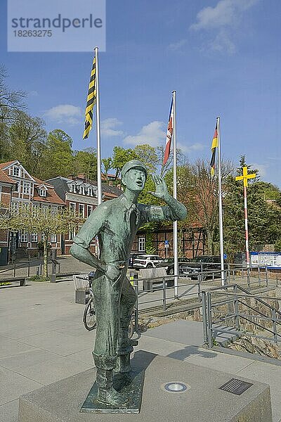 Bronzefigur Lauenburger Rufer  Ruferplatz  Lauenburg  Schleswig-Holstein  Deutschland  Europa