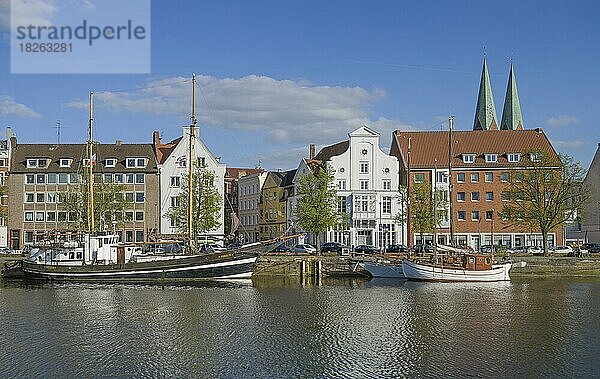 Schiffe  Trave  Museumshafen  Bürgerhäuser  An der Untertrave  Lübeck  Schleswig-Holstein  Deutschland  Europa