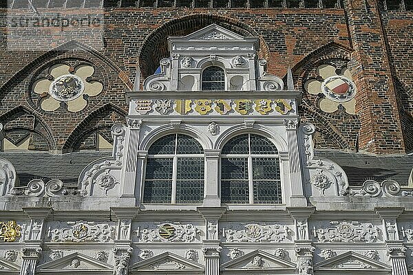 Renaissancelaube  gotische Schildwand (hinten)  Rathaus  Markt  Lübeck  Schleswig-Holstein  Deutschland  Europa