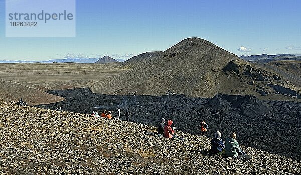 Fagradalsfjall Eruption 2022  Touristen blicken auf rauchendes Lavafeld mit Vulkanschlot  Vulkane im Hintergrund  Fagradalsfjall  Reykjanes  Grindavik  Island  Europa