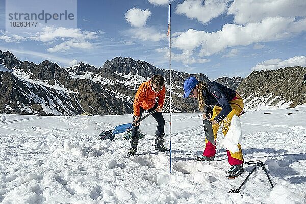 Verschüttetensuche mit dem LVS Gerät und Sonde  Ausgraben  Risikomanagement  Lawinenkunde  LVS Suche im Winter in den Bergen  Neustift im Stubaital  Tirol  Österreich  Europa