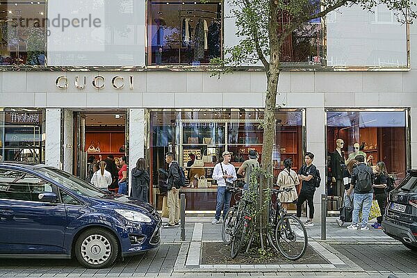 Warteschlange  Gucci  Einkaufen  Menschen  Goethestraße  Frankfurt am Main  Hessen  Deutschland  Europa