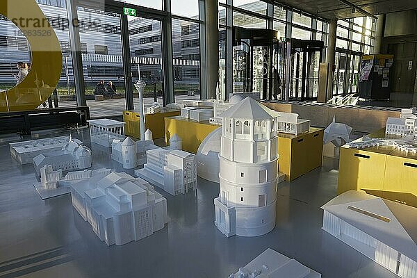 Ausstellung mit Architekturmodelllen von Düsseldorfer Gebäuden  Schlossturm  Peter Behrens School of Arts  Hochschule Düsseldorf  HSD  Nordrhein-Westfalen  Deutschland  Europa