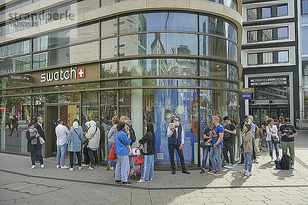 Warteschlange  Swatch  Einkaufen  Menschen  Zeil  Frankfurt am Main  Hessen  Deutschland  Europa