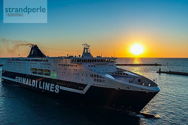 Grimaldi Lines Kreuzfahrtschiff bei Sonnenuntergang im Hafen von Livorno  Mittelmeer  Italien  Europa