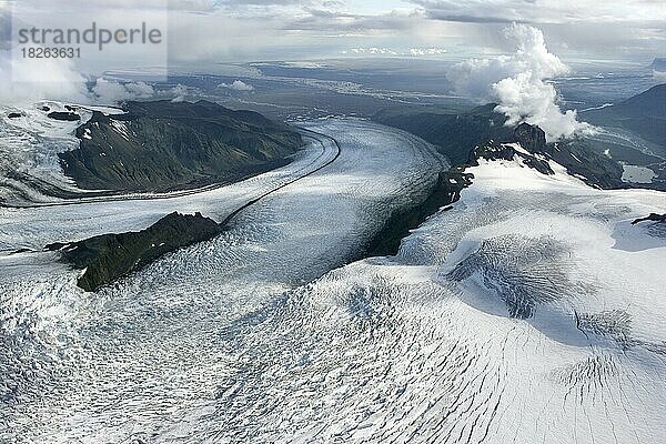 Luftaufnahme des zum Meer abfallenden Vatnajokull-Gletschers  Island  Europa