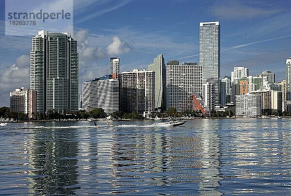 Miami Skyline Reflexionen  Biscayne Bay  Miami  Florida