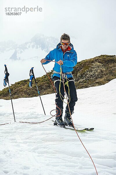 Übung Spaltenbergung für Skitouren  Risikomanagement im Winter in den Bergen  Neustift im Stubaital  Tirol  Österreich  Europa