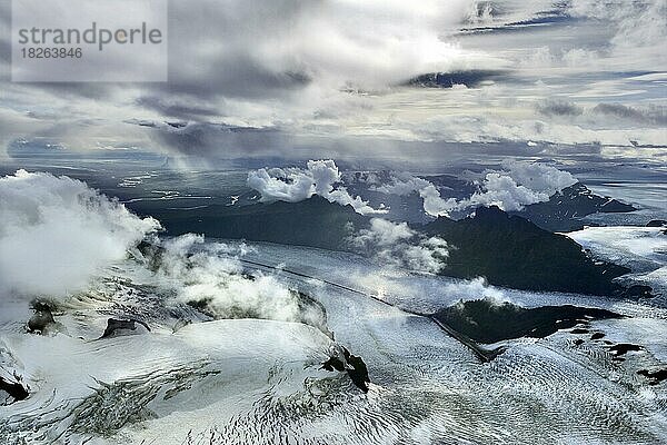 Luftaufnahme des zum Meer abfallenden Vatnajokull-Gletschers  Island  Europa