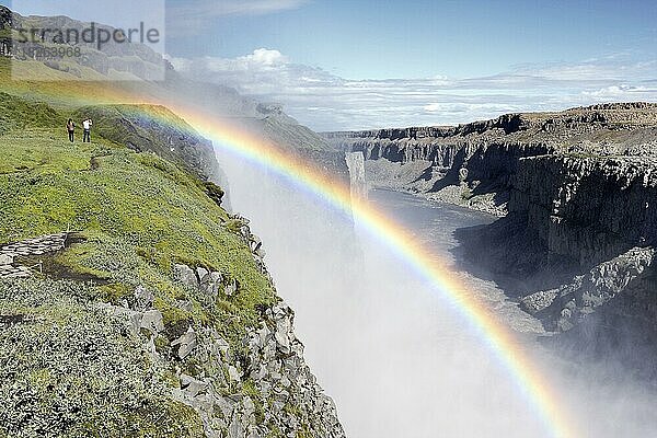 Regenbogen über dem Dettifoss-Wasserfall  Island  Europa