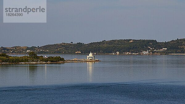 Argostoli  Leuchtturm des Heiligen Theodosius  grüne Hügel  Meer  Insel Kefalonia  Ionische Inseln  Griechenland  Europa