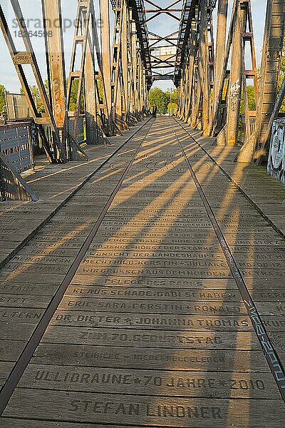 Historische Hubbrücke über der Elbe  individuelle Gravuren auf Holzbohlen  Fußgängerbrücke  damals Eisenbahnbrücke  Denkmalschutz  Magdeburg  Sachsen-Anhalt  Deutschland  Europa