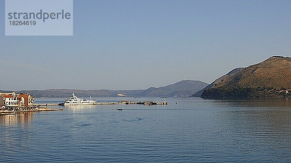 Argostoli  Häuser  Anlegesteg  Luxusyacht  blauer wolkenloser Himmel  Insel Kefalonia  Ionische Inseln  Griechenland  Europa