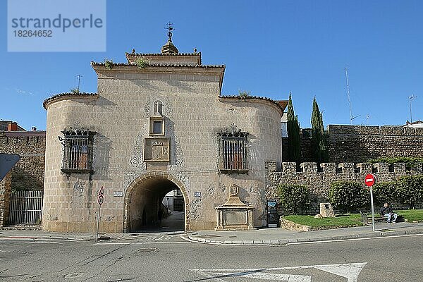 Wahrzeichen Puerta de Trujillo als Teil der historischen Stadtbefestigung in Plasencia  Extremadura  Spanien  Europa