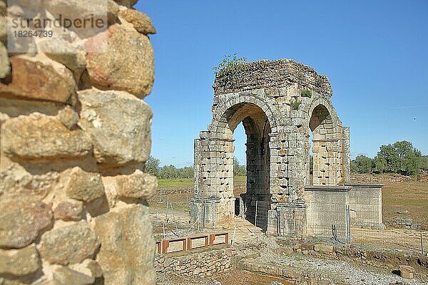 Römische Ausgrabungsstätte Ciudad Romana de Caparra mit Torbogen bei Oliva de Plasencia  Extremadura  Spanien  Europa