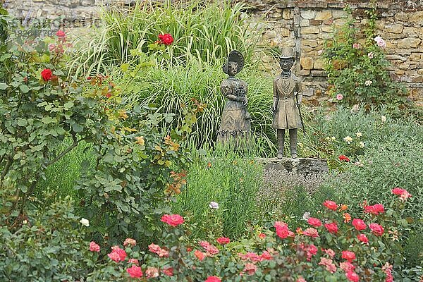 Biedermeier Pärchen im Rosengarten vom Eltville  Hessen  Deutschland  Europa