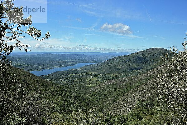 Blick auf Valle del Jerte mit Embalse del Jerte bei Plasencia  Extremadura  Spanien  Europa