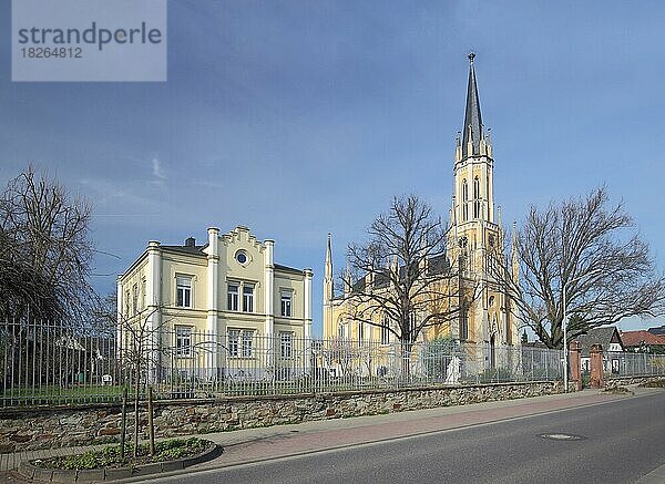 Pfarrhaus mit neogotische Johanneskirche in Erbach im Rheingau  Hessen  Deutschland Rectory with neo-Gothic Johanneskirche in Erbach in Rheingau  Hesse  Germany