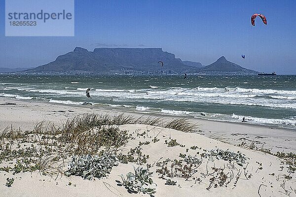 Tafelberg und Kitesurfer am Bloubergstrand an der Atlantikküste der Tafelbucht bei Kapstadt  Kaapstad  Westkap  Südafrika