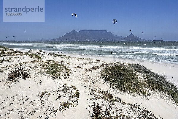 Tafelberg und weißer Sandstrand am Bloubergstrand entlang des Atlantischen Ozeans an der Tafelbucht bei Kapstadt  Kaapstad  Westkap  Südafrika