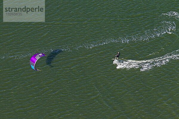 Kitesurfer  Kiteboarder  gezogen von einem Power-Kite an einem windigen Tag auf der Nordsee