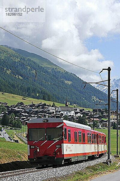 Typischer Schweizer Zug in den Alpen  Schweiz  Europa