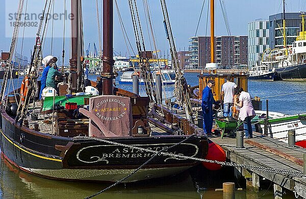 Traditionsschiffe im Neuen Hafen  Vorbereitung der Schiffe für die neue Saison  Bremerhaven  Deutschland  Europa