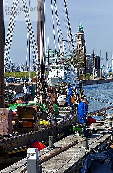 Traditionsschiffe im Neuen Hafen  Vorbereitung der Schiffe für die neue Saison  Bremerhaven  Deutschland  Europa