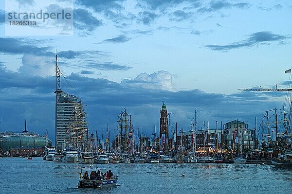 Schiffe im Hafen anlässlich der Sail. Abendaufnahme  Bremerhaven  Deutschland  Europa