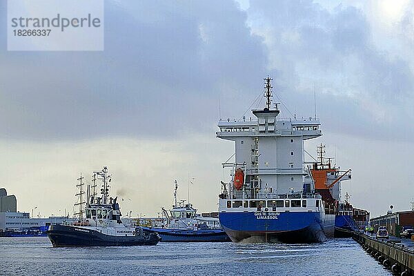 Schlepper bei der Arbeit im Labradorhafen von Bremerhaven  Frachtschiff Grete Sibum  Deutschland  Europa