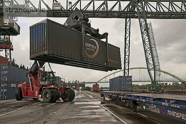 Containerterminal  Kalmar-Spreader schlaegt per Bahn angelieferte Container um  Umschlagsterminal Westkai  Köln-Niehl  Nordrhein-Westfalen  Deutschland  Europa