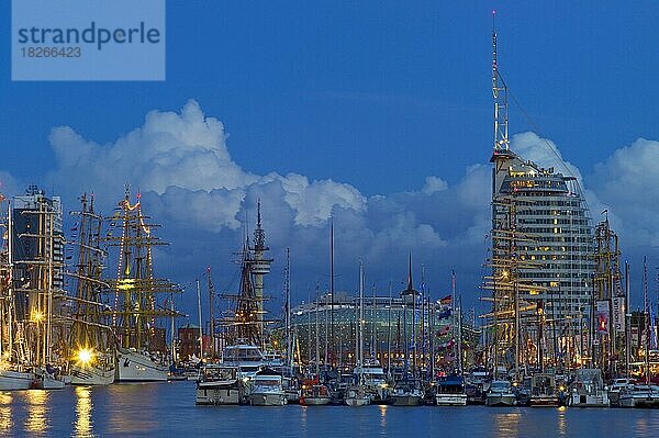 Schiffe im Hafen anlässlich der Sail  Abendaufnahme  Bremerhaven  Deutschland  Europa