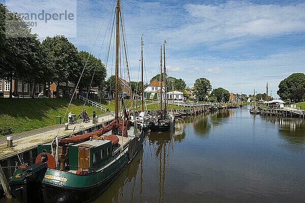 Alter Hafen und Krabbenkutter  Carolinensiel  Ostfriesland  Niedersachsen  Deutschland  Europa