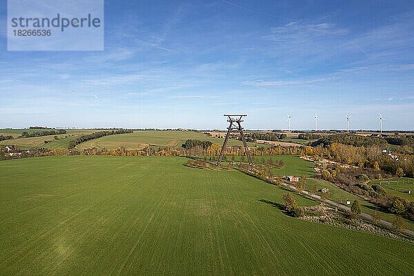 Förderturm des Schachtes 403 Drosen  Uranabbau  Halde Beerwalde  Löbichau  bei Gera  Oberes Sprottental  Thüringen  Deutschland  Europa