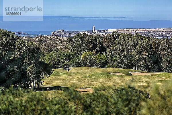 Tourist auf Golfplatz mit Blick auf das Meer und die Ruinen der Insel Mogador  Diabat  Essaouira  Marokko  Afrika