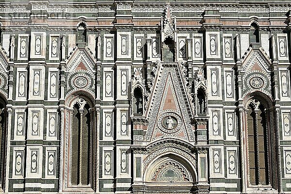 Fassade aus buntem Marmor  Dom  Kathedrale von Florenz  Duomo Santa Maria del Fiore  Florenz  Toskana  Italien  Europa