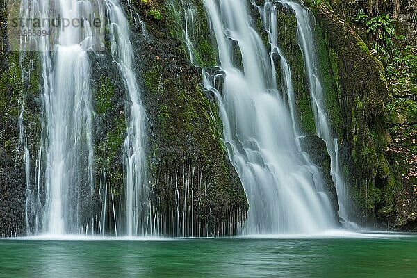Wasserfall aus der Quelle des Lison in einem Hafen der Ruhe mit seinem Wasserfall  der von Wäldern umgeben ist. Nans-sous-Sainte-Anne  Doubs  Burgund-Franche-Comte  Frankreich  Europa