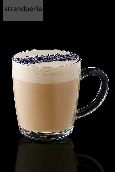 Tasse Cappuccino mit Lavendelaroma auf schwarzem Hintergrund