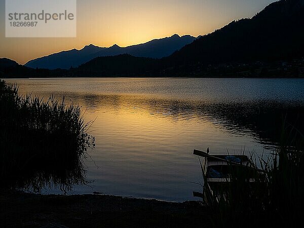 Abendstimmung bei Sonnenuntergang am Weißensee  höchster Badesee der Alpen  Kärnten  Österreich  Europa