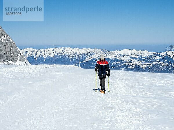 Blauer Himmel über Winterlandschaft  Skitourengeherin am Hallstätter Gletscher  Hallstätter Gletscher  Dachsteinmassiv  Steiermark  Österreich  Europa