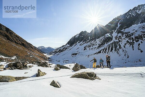 Skitourengeher beim Aufstieg im Berglastal  Sonnenstern  Stubaier Alpen  Tirol  Österreich  Europa