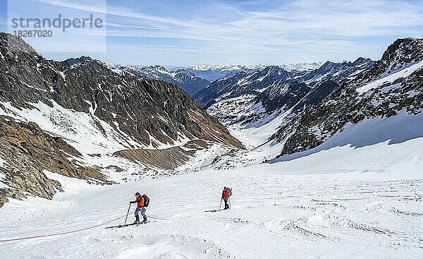 Zwei Skitourengeher gehen am Seil auf dem Gletscher  Aufstieg am Berglasferner  Blick ins Berglastal und auf den Gipfel Berglasspitze  Stubaier Alpen  Tirol  Österreich  Europa