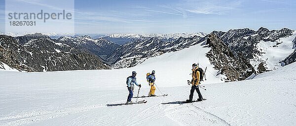 Skitourengeher und Splitboarder bei der Abfahrt am Gletscher Berglasferner  AUsblick auf Bergpanorama  Stubaier Alpen  Tirol  Österreich  Europa