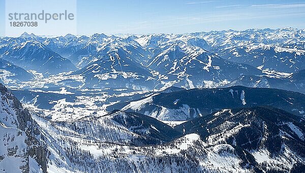 Blauer Himmel über Winterlandschaft  verschneite Gipfel  Ausblick von der Dachsteinwarte  Dachsteinmassiv  Steiermark  Österreich  Europa