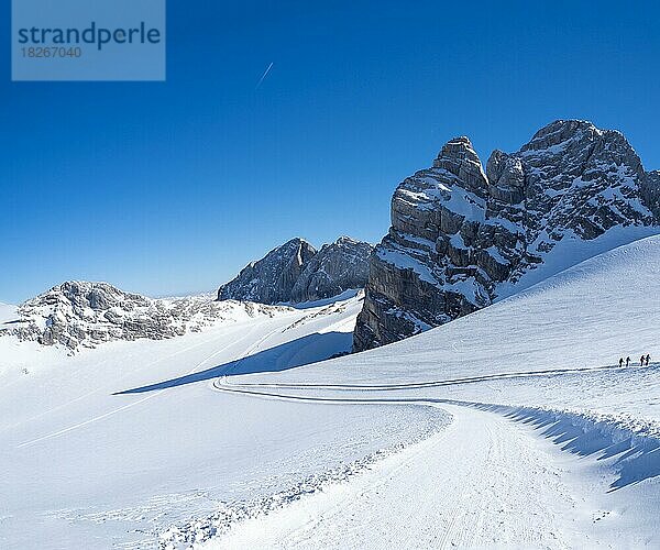 Blauer Himmel über Winterlandschaft  Hallstätter Gletscher  Dachsteinmassiv  Steiermark  Österreich  Europa