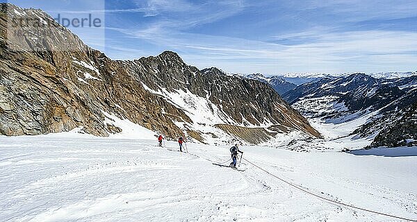 Drei Skitourengeher gehen am Seil auf dem Gletscher  Aufstieg am Berglasferner  Blick ins Berglastal und auf den Gipfel Berglasspitze  Stubaier Alpen  Tirol  Österreich  Europa