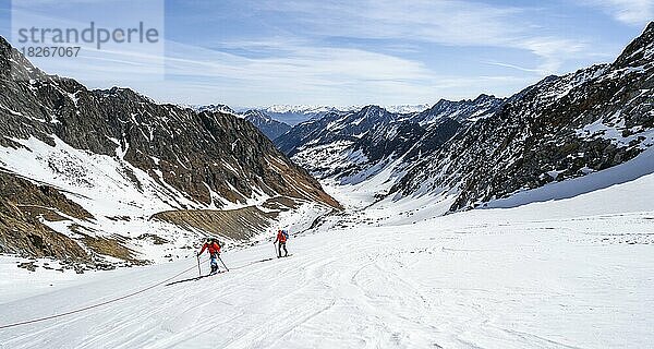 Zwei Skitourengeher gehen am Seil auf dem Gletscher  Aufstieg am Berglasferner  Blick ins Berglastal  Stubaier Alpen  Tirol  Österreich  Europa