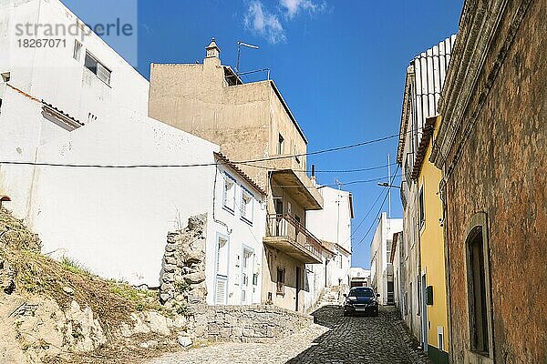 Weiß getünchte Architektur im bergigen Monchique  Algarve  Portugal  Europa