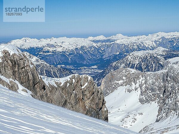 Blauer Himmel über Winterlandschaft  Ausblick vom Hallstätter Gletscher ins Tote Gebirge und zum Altausseer See  Hallstätter Gletscher  Dachsteinmassiv  Steiermark  Österreich  Europa