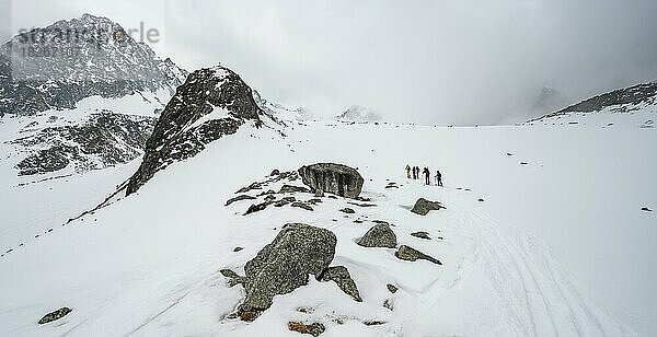 Gruppe von Skitourengehern beim Aufstieg zum Sommerwandferner  hinten Gipfel Alpeiner Knotenspitze  Stubaier Alpen  Tirol  Österreich  Europa